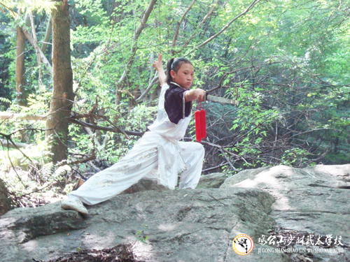 泥泊爾功夫女尼姑 武刀弄劍 學(xué)習(xí)李小龍格斗術(shù)