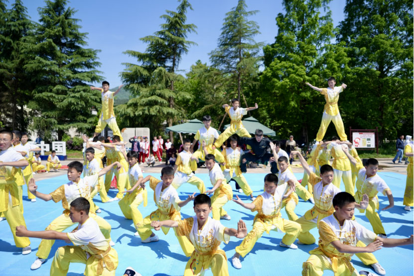 中國夢 勞動美——信陽市雞公山少林武術(shù)學(xué)校學(xué)員致敬“最美勞動者”